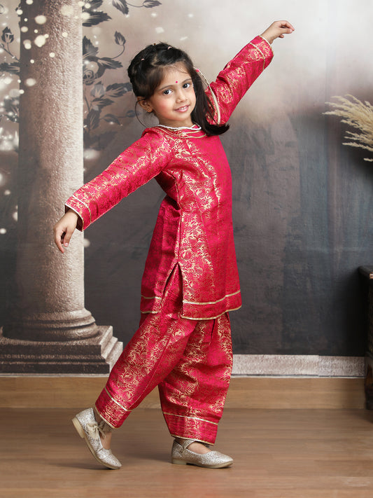 Magenta  brocade M250324