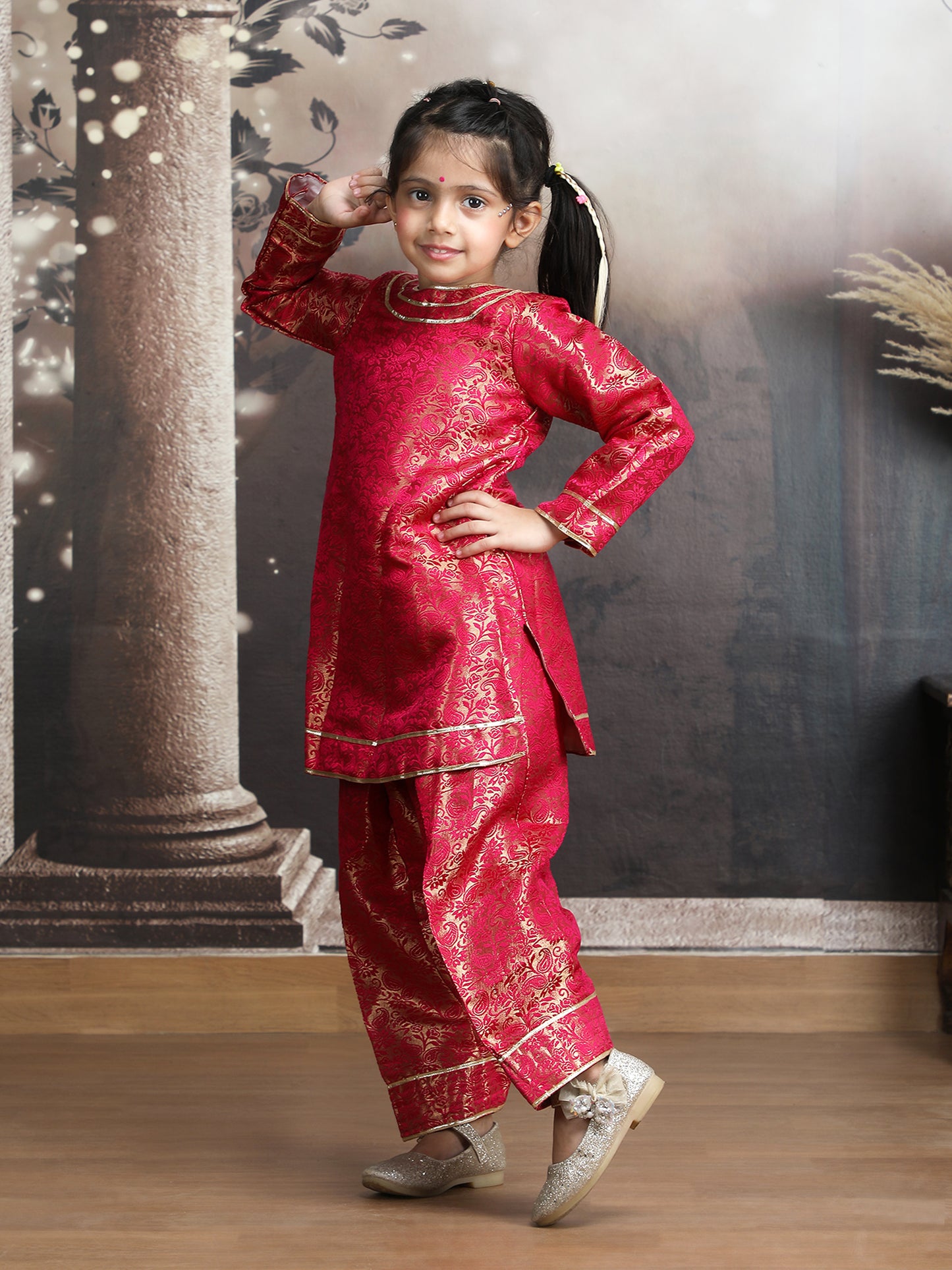 Magenta  brocade M250324