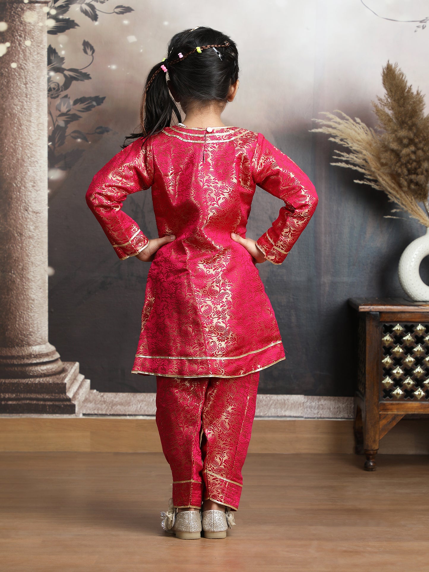 Magenta  brocade M250324